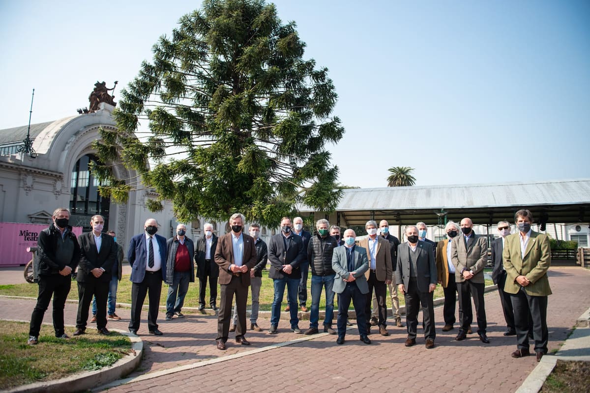 La foto grupal de los integrantes de la cadena de la carne tras firmar el documento contra el cepo a las exportaciones