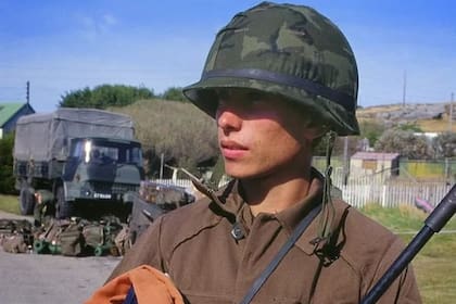 La foto histórica: Pablo Mana con la bandera inglesa el 2 de abril de 1982