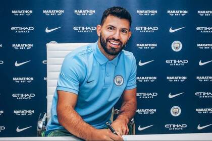 La foto institucional del Manchester City: Sergio Agüero seguirá en el club donde fue campeón en la Premier League hasta 2021