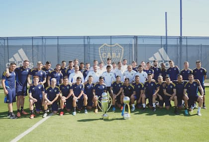 La foto institucional que se sacó Boca con los trofeos conseguidos este año