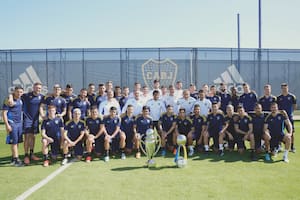 La foto institucional que se sacó Boca este jueves en el entrenamiento, con los trofeos conseguidos este año