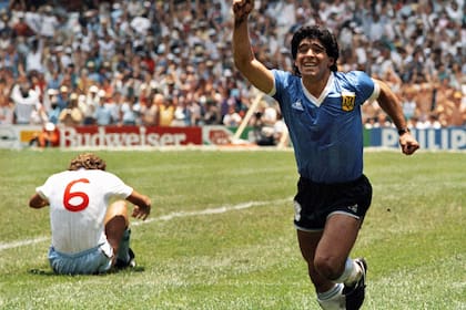 La foto más conocida de la secuencia: el puño en alto, Terry Butcher arrumbado como símbolo de la derrota; la empresa de Diego Maradona comercializó la imagen sin derechos, y terminó acordando en una mediación con su autor, Dani Yako.
