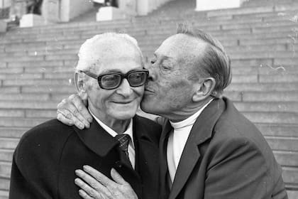 La foto más conocida es la que ilustra la tapa del libro: la que muestra al “Polaco” Goyeneche besando a Osvaldo Pugliese en las escaleras del Congreso de la Nación