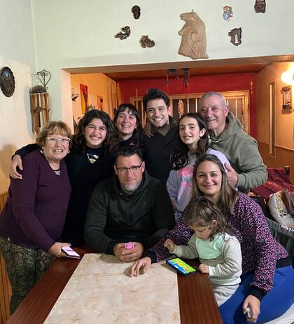 La foto más valiosa del álbum personal del bailarín Lucas Erni: con su familia en Santa Fe, durante el reencuentro de hace pocos meses, en sus últimas vacaciones