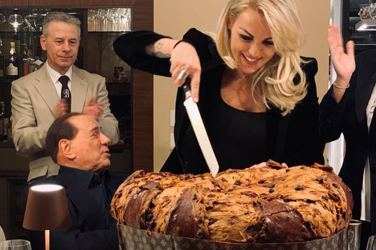 La foto muestra a Silvio Berlusconi y Francesca Pascale festejando Navidad de 2019 juntos, antes de su separación en marzo de este año
