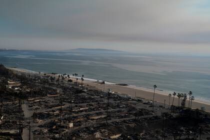 La foto muestra varias residencias arrasadas por el incendio en Pacific Palisades, vecindario de Los Ángeles, el viernes 10 de enero de 2025 (AP Foto/Eric Thayer)