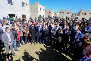 La foto multitudinaria después del acto en Ensenada generó fuertes repercusiones en medio de las restricciones por la pandemia
