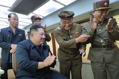 La foto oficial de la agencia KCNA muestra a Kim Jong-un celebrando el lanzamiento de misiles