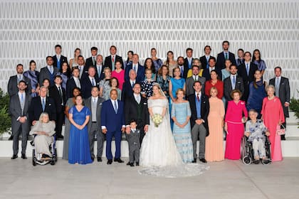 La foto oficial de la princesa Teodora de Grecia y su marido, Matthew Kumar, con sus respectivas familias. Después de la ceremonia los recién casados y sus doscientos cincuenta invitados se trasladaron al hotel One & Only Aesthesis, en la playa Glyfada, para celebrar.