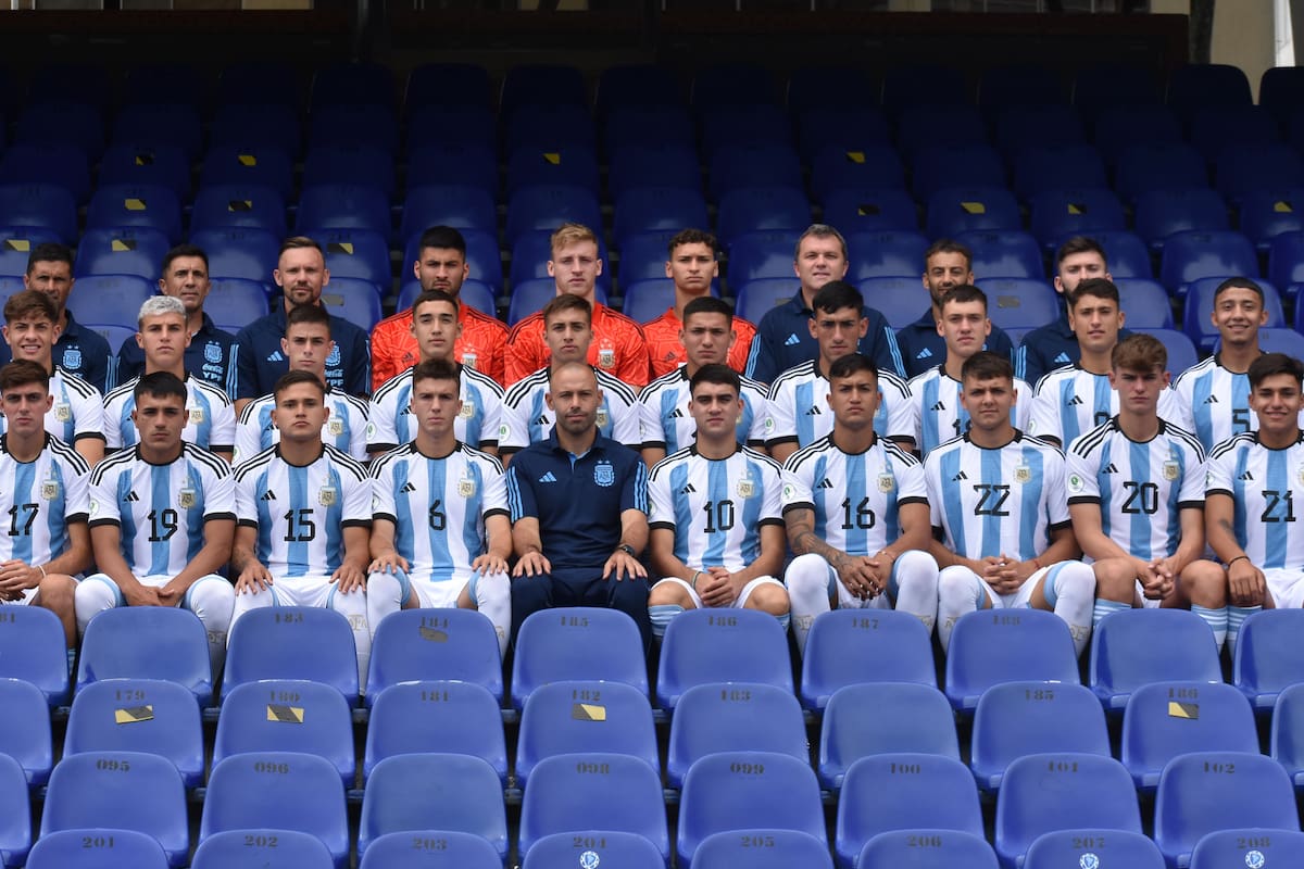 La foto oficial de la selección Sub 20, que no pudo clasificarse para el Mundial de Indonesia, que ahora perdió la sede