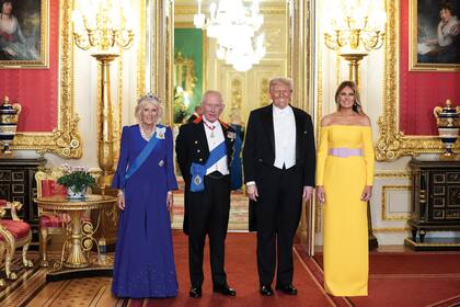La foto oficial en el castillo de Windsor. Los reyes Carlos III y Camilla posan con Donald y Melania Trump, que definió a Su Majestad como “mi amigo"