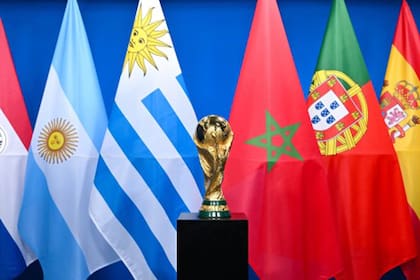 La foto oficial que difundió la FIFA para el mundial 2030, con las banderas de los seis países que albergarán partidos