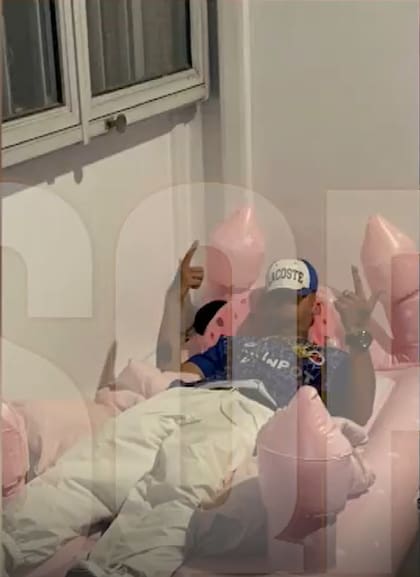 La foto polémica de L-Gante en la cama que tenía la China Suárez en su camarín