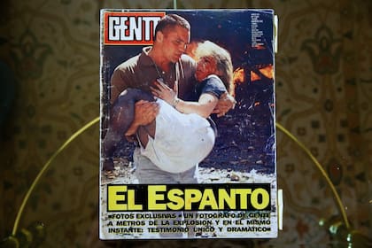 La foto portada de la Revista Gente que inmortaliza el rescate de Bruce a Lea