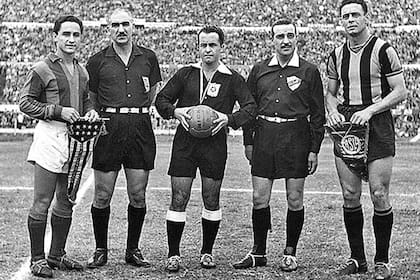 La foto previa al sorteo del primer partido; Sanfilippo, el capitán del Ciclón