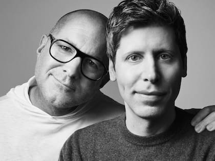 La foto promocional en la que OpenAI hizo público que Jonathan Ive (izq.), el histórico diseñador del iPhone y la MacBook para Apple, estaba trabajando con la compañía que dirige Sam Altman (der.) y que desarrolla ChatGPT, para crear una familia de dispositivos capaces de mejorar nuestra interacción con la inteligencia artificial generativa