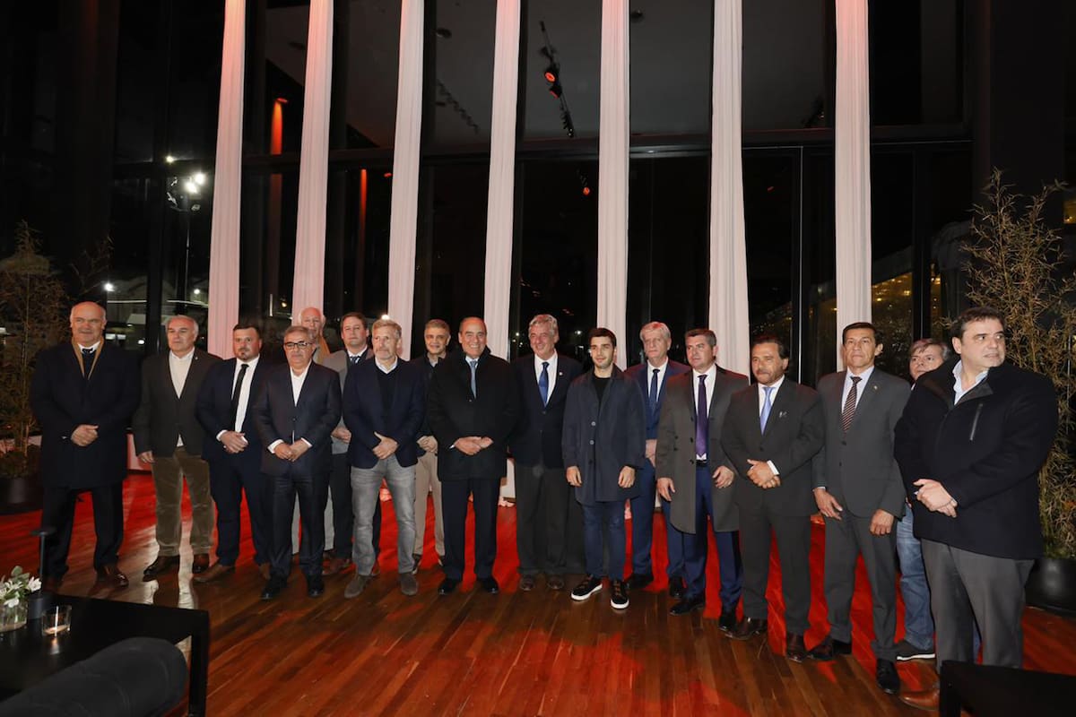 La foto protocolar en la Rural de Palermo. Por Nación, Francos y Catalán, y ocho gobernadores
