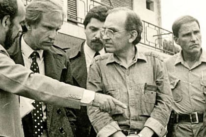 Fernández era conjuez del juzgado federal de Alberto Piotti y fue defensor oficial de uno de los condenados del Clan Puccio. En la foto, con Piotti (de piloto) y su defendido durante un reconocimiento judicial