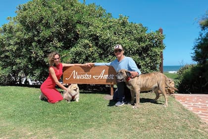La foto que compartieron
en sus redes sociales, junto a sus
“herederos caninos” y el cartel
con el nuevo nombre de su hogar
esteño.