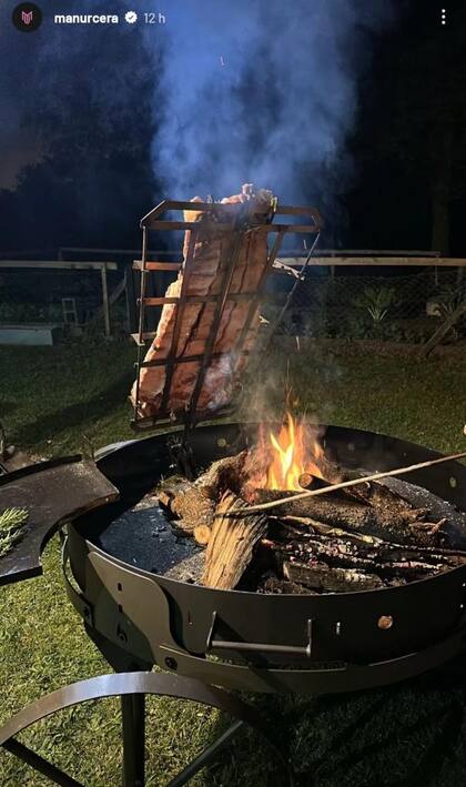 La foto que compartió Manu Urcera en las redes: un costillar a la estaca (Foto: Instagram)