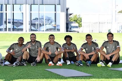 La foto que Cristiano publicó junto a Gonzalo Higuaín y Paulo Dybala, entre otros