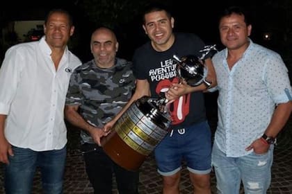 La foto que emocionaa a los hinchas de Boca: Córdoba, Serna, Riquelme y Delgado con la Copa Libertadores