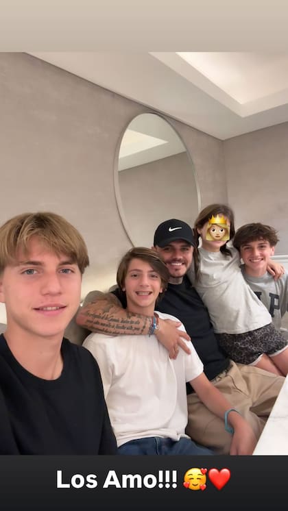 La foto que Mauro subió con Valentino, Benedicto y Constantino López y también con su hija mayor Francesca Icardi