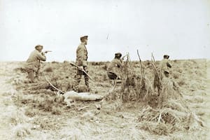 La foto que muestra a Popper comandando una masacre de indios selk’man y que el rumano empleó para ilustrar su conferencia de 1887 en Buenos Aires