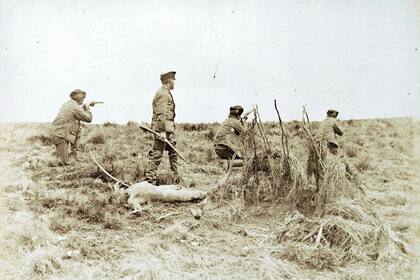 La foto que muestra a Popper comandando una masacre de indios selk’man y que el rumano empleó para ilustrar su conferencia de 1887 en Buenos Aires