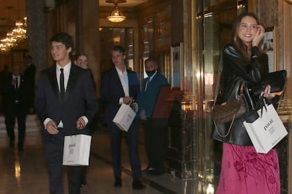 La foto que muestra a Tiziano Gravier y Juanita Tinelli saliendo juntos de la fiesta