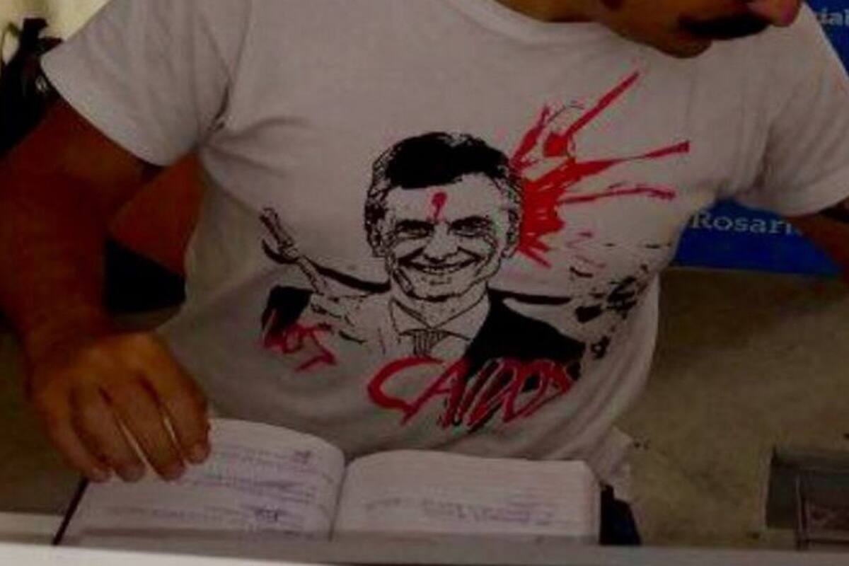 La foto que muestra la vestimenta del empleado circuló por redes sociales