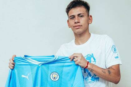 La foto que oficializa el pase: Claudio "Diablito" Echeverri posando con la camiseta de Manchester City