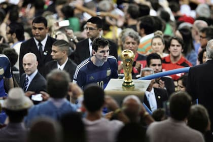 La foto que pasó a la historia: Lionel Messi y la Copa, tan cerca y tan lejos