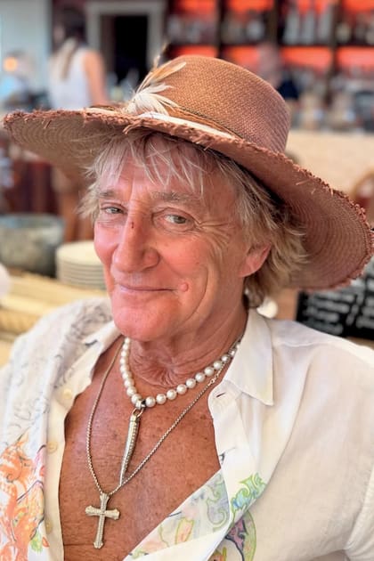 La foto que posteó
Penny en su Instagram
para felicitar a
Rod por su 80°
cumpleaños. “Feliz
cumpleaños, mi amor,
muy bendecida de
estar compartiendo
este día con todos
nuestros hijos.
Construyendo más
recuerdos para tener
con nosotros en
el futuro y que se
mantengan cerca de
nuestros corazones
para siempre, te
amo”, escribió.