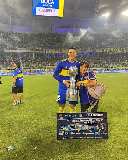 La foto que publicó Marcos Rojo con su mamá, la copa y el famoso cheque