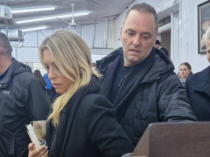 La foto que publicó Radio Jai de Manuel Adorni y su esposa, Bettina Angeletti, en Nueva York