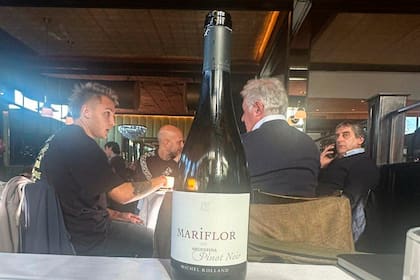La foto que se viralizó e hizo ruido: Retegui, en un restaurante de la Costanera, sentado junto con Francescoli y Patanian, dirigentes de River