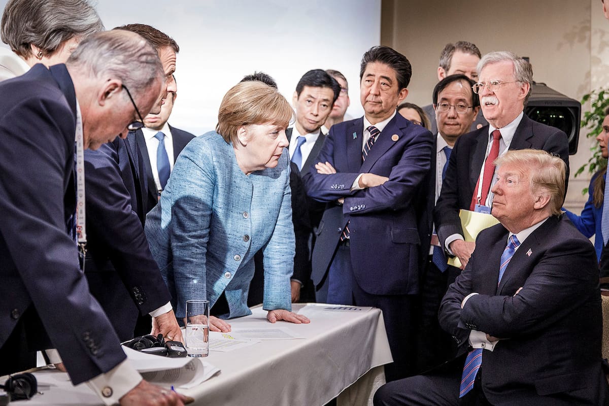 La foto que se volvió icónico de Merkel encarando a Trump en el G7 de 2018