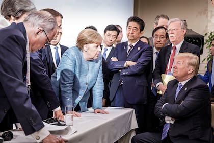 La foto que se volvió icónico de Merkel encarando a Trump en el G7 de 2018