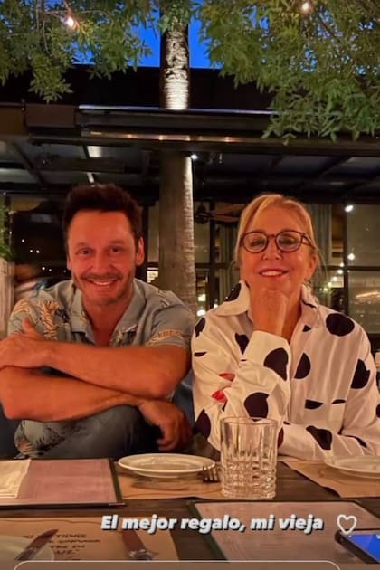 La foto que subió Benjamín Vicuña a sus historias de Instagram y que causó furor entre sus seguidores por el parecido de su madre con una famosa argentina