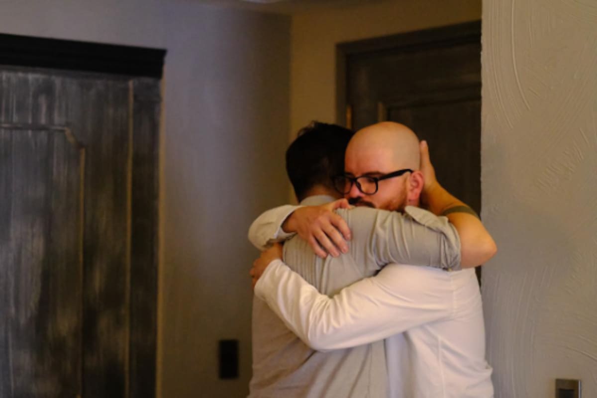 La foto que subió Boric del abrazo de despedida con su mano derecha, Giorgio Jackson