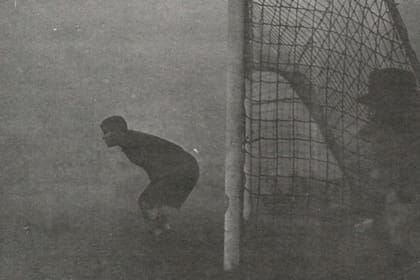 La foto real de Sam Bartram minutos antes de suspender el partido en 1937