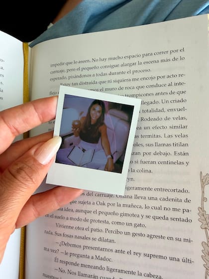 La foto tipo Polaroid que la rosarina exhibió sobre las páginas de su libro (Foto: Instagram/@antonellaroccuzzo)
