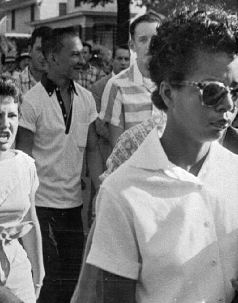 La foto, tomada por Will Counts, muestra a Elizabeth Eckford mientras intenta entrar a la Central High School de Little Rock y a Hazel Bryan, detrás de ella, gritándole. La imagen fue considerada por el jurado del Premio Pulitzer de Fotografía de 1958, pero finalmente el premio fue para otra fotografía, Faith and Confidence