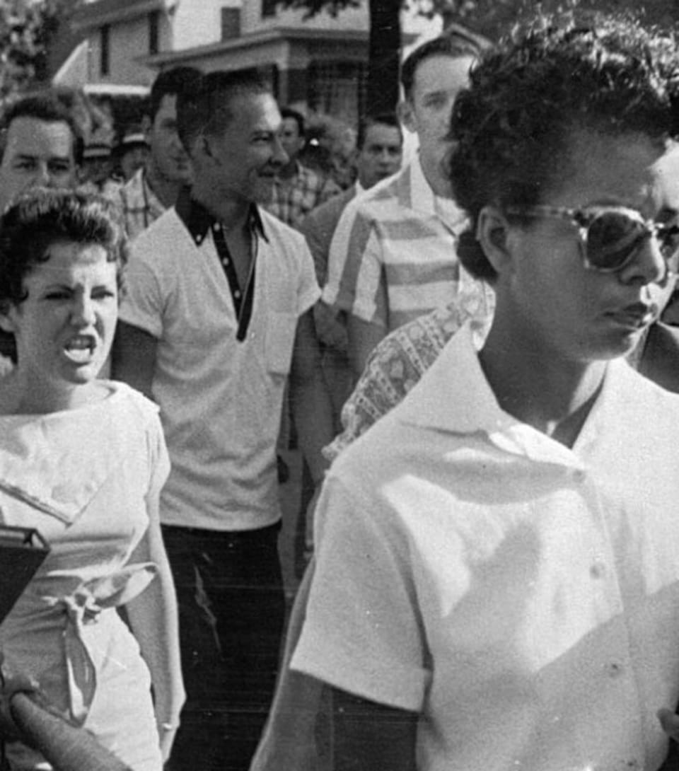 La foto, tomada por Will Counts, muestra a Elizabeth Eckford mientras intenta entrar a la Central High School de Little Rock y a Hazel Bryan, detrás de ella, gritándole. La imagen fue considerada por el jurado del Premio Pulitzer de Fotografía de 1958, pero finalmente el premio fue para otra fotografía, Faith and Confidence