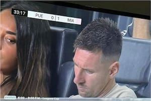 La foto viral de Antonela Roccuzzo pispeando el celular de Lionel Messi