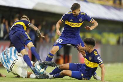 La foto viral de la entrega del equipo que dirige Russo