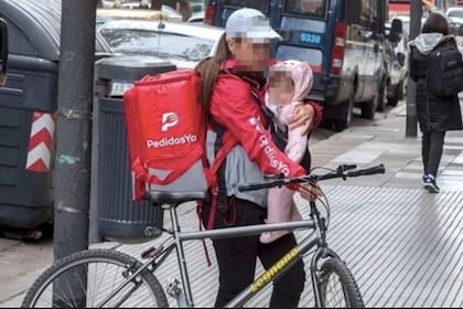 La foto viral muestra a una mamá repartidora de Pedidos Ya junto a su bebé
