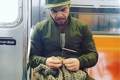 La foto viral que cambió su vida: tejiendo en el metro de Nueva York
