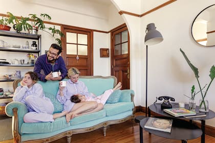 La fotógrafa Anahí Bangueses Tomsig con sus hijos Isidoro y Olivia y novio, Jonathan. Esta es su segunda vuelta a este departamento de estilo vintage.